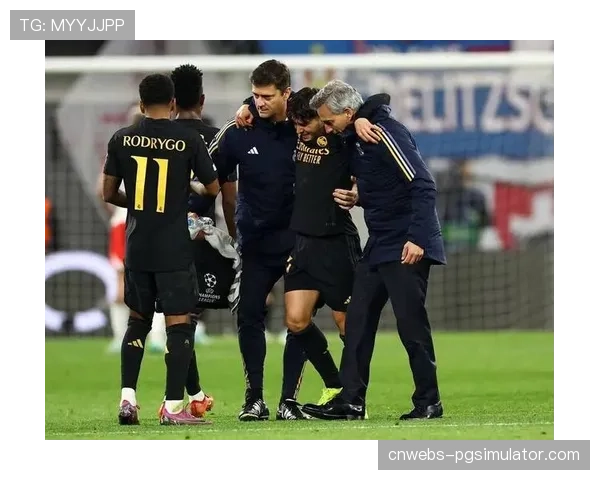 温情时刻：全场球迷为受伤离场的球员鼓掌致意